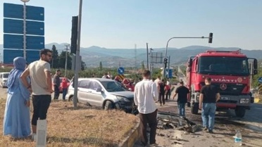 Sakarya Geyve'de kavşakta kafa kafaya çarpışma, 1'i çocuk 6 yaralı hastaneye kaldırıldı
