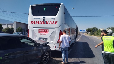 Bursa İnegöl'de 2 otobüs ve 3 otomobilin karıştığı zincirleme kazada 1 yolcu yaralandı