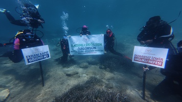 İzmir'de sağlık çalışanları denizde bağımlılık uyarısı yaptı
