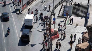 Karaköy'de yayalar bariyerli riskli yolu tercih edince ilginç görüntüler oluştu