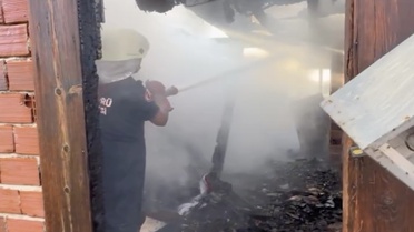 Kastamonu Taşköprü'de 2 katlı ahşap ev yandı, yangın diğer yapılara sıçramadan söndürüldü