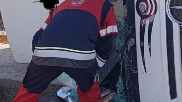 Hatay Kırıkhan'da hafriyat kamyonu devrildi, sürücü yaralandı
