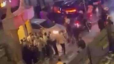 Küçükçekmece'de düğün salonunda kavga sokağa taştı, polis tarafları ayırdı