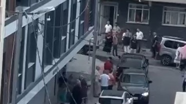 Küçükçekmece'de silahlı kavgada yoldan geçen 11 yaşındaki çocuk ve bir kişi yaralandı