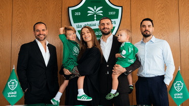 Merih Demiral’ın eşinden kafa karıştıran hamle: Tek kalemde soyadını kaldırdı