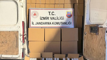 İzmir Bornova'da jandarma minibüste 2 milyon 600 bin bandrolsüz makaron ele geçirdi, 1 gözaltı