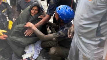 Nepal'de sel felaketinden 10 gün sonra 64 yaşındaki kadın sağ kurtarıldı