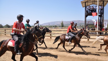 Ödemiş'te düzenlenen rahvan at yarışlarında 117 at heyecanla yarıştı