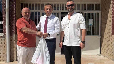 Bafra'da dernek öğrencilere kırtasiye yardımı yaptı, malzemeler okula teslim edildi