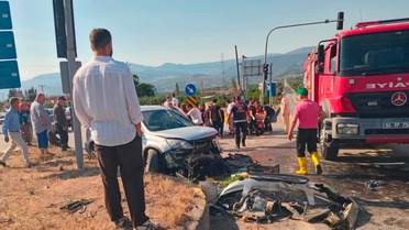 Sakarya Geyve'de kafa kafaya çarpışan iki araçtaki 6 kişi yaralandı
