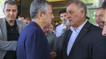 Özgür Özel, babasını kaybeden İBB Başkan Vekili Nuri Aslan'a taziye ziyareti gerçekleştirdi