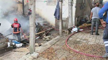 Sakarya Kaynarca'da iki katlı evde yangın çıktı, ekipler alevleri hızla söndürdü