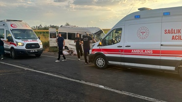 Şanlıurfa Akçakale'de tarım işçilerini taşıyan minibüs kanala devrildi, 15 kişi yaralandı
