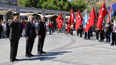 Söke'nin 104'üncü kurtuluş yıl dönümünde Atatürk Anıtı'na çelenk sunuldu