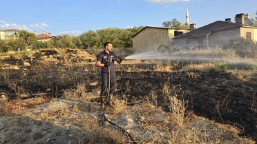Van Muradiye'deki örtü yangını itfaiyenin müdahalesiyle söndürüldü