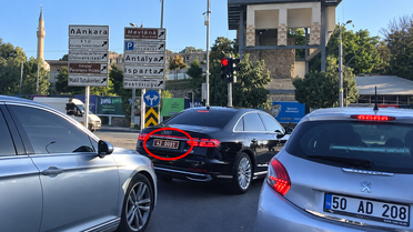 “Yetkim var” diyerek kuralı çiğnemedi! Vali makam aracında kırmızı ışıkta bekledi