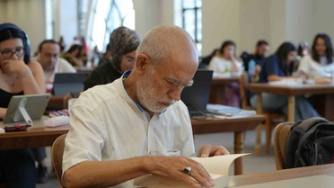 Gaziantep'te 76 yaşındaki İbrahim Halil Uzak, her gün kütüphaneye giderek kitap okuyor
