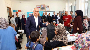 Adıyaman'da ilkokula başlayan öğrencilere 5 bin kırtasiye seti dağıtıldı