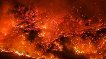 Antalya'da yangın devam ediyor! Alevler ilçe sınırını aştı