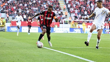 Arca Çorum FK Eyüpspor'u 3-0 yenerek ilk galibiyetini aldı; Başkan Balçık tebrik etti