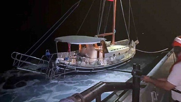 Motoru arızalanan yelkenli tekne Muğla Marmaris'te kurtarıldı