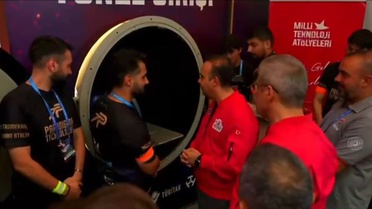 Bakan Kacır, TEKNOFEST'te Karabük Üniversitesi'nin Hyperloop Takımı'nı inceledi