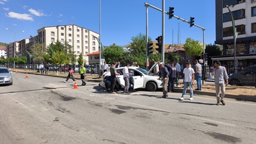 Bingöl'de tır ile otomobilin çarpıştığı kazada 4 kişi yaralandı