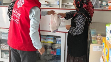Bitlis'te vakıflar ihtiyaç sahiplerine ücretsiz ekmek ve ilaç desteği sağladı
