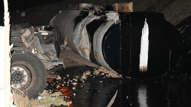 Bitlis Hizan'da zift yüklü tanker şarampole devrildi, sürücü yaralandı