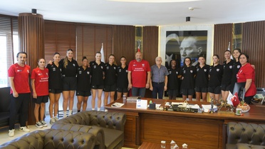 Burhaniye Belediyespor Kadın Basketbol Takımı, Başkan Deveciler'i makamında ziyaret etti