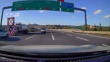 Çekmeköy'de otomobilin yol işaretleme aracına çarptığı kaza kamerada