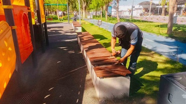 Didim Belediyesi parklardaki oyun grupları ve bankların bakım onarımını sürdürüyor