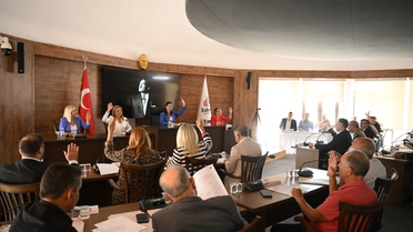 Edirne Belediye Meclisi'nde AK Partili Demir ile Yeni Partili Uyguner arasında arbede yaşandı