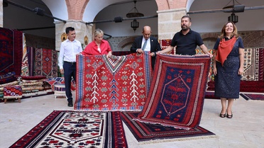 Edirne kırmızısıyla renklendirilen Yağcıbedir halıları Rüstempaşa Kervansarayı'nda sergileniyor