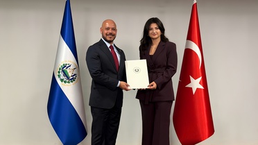 El Salvador, 23 yaşındaki Ayşe Esra Deveci'yi 3 ilin fahri konsolosu yaptı