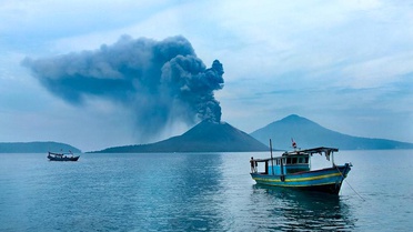 Anak Krakatau patlamaları nedeniyle Endonezya'da 7 havalimanı kapatıldı
