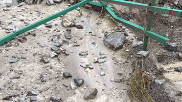 Uzundere'de sel, iki araç sürüklendi, karayolu kapandı