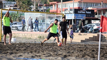 Hatay Samandağ'da düzenlenen plaj futbolu turnuvasında 12 takım yarıştı