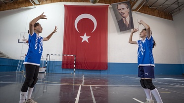Erzurum Horasan'da 35 kız öğrenci voleybolla milli takım hayali kuruyor