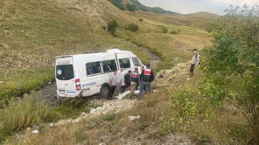 Erzurum'un İspir ilçesinde yolcu minibüsü şarampole devrildi, 1'i ağır 3 yaralı