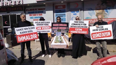 Serumla ölen Gamze'nin ailesi yeniden açılan özel tıp merkezi önünde adalet istedi
