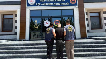 Gaziantep Nizip'te jandarma 10'ar yıl cezalı iki hükümlüyü yakaladı, şahıslar tutuklandı