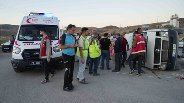 Kırıkkale Yahşihan'da işçi servisi ile otomobil çarpıştı, 14 kişi yaralandı