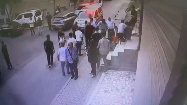 Küçükçekmece'de alacak verecek kavgasında 11 yaşındaki çocuk seken kurşunla yaralandı