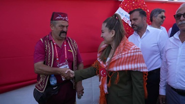 Kurtdere'de kavga eden başpehlivanlar Taş ve Aktürk, Elmalı'da barıştı