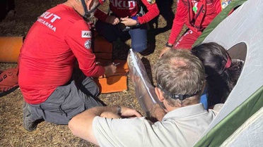 Antalya Likya'da ayağı burkulan Rus turist ekiplerce kurtarıldı