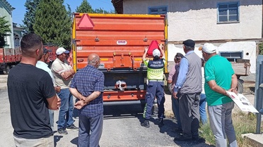Merzifon'da traktör sürücülerine 'Reflektör Tak, Görünür Ol' eğitimi verildi