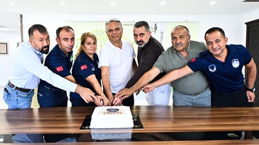 Muratpaşa Belediye Başkanı Uysal, Zabıta Haftası'nda personele teşekkür edip pastayı kesti