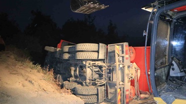 Adana Karaisalı'da orman yangınına müdahale eden arazöz devrildi, 2 kişi yaralandı