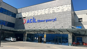Muğla'nın Seydikemer ilçesinde refüje çarpan otomobildeki 2 kişi hayatını kaybetti